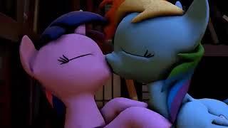 Twilight Sparkle And Rainbow Dash Kiss