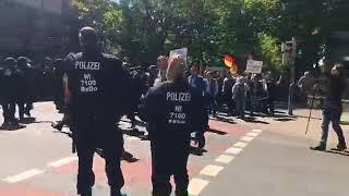 Gegendemonstranten veranstalten ein Sit-in gegen den Delmenhorster Frauenmarsch