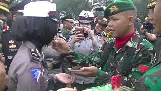 beginilah ekspresinya Prajurit TNI  suapin kue ke Gadis bintara Polwan Cantik