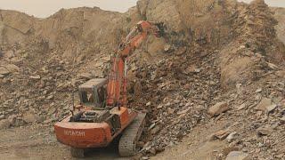 Breaking Big Chunks of Rock with Hydraulic Hammer and Chisel Set installed on Hitachi EX200 Landy