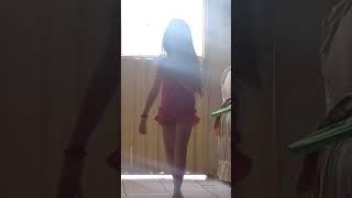 Menina dançando muito louca