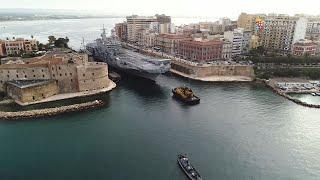 Nave Cavour transita il canale navigabile di Taranto