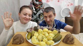 МУКБАНГ КОПЧЕНАЯ СКУМБРИЯ С КАРТОФЕЛЕМ | MUKBANG SMOKED MACKEREL WITH POTATOES #mukbang #asmrrussia