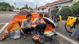 90后小夫妻骑行四川，现已抵达绵竹市，晚上在停车场露营做饭吃【周亿发的旅行】