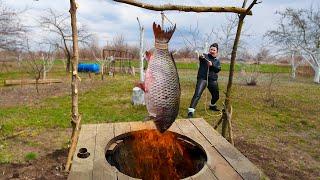 Wir kochen 15 kg Karpfen mit Kaviar in einem irdenen Tandoor im Dorf.