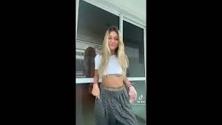 Menina farol aceso pagando peitinho - No Bra Braless Blonde Girl