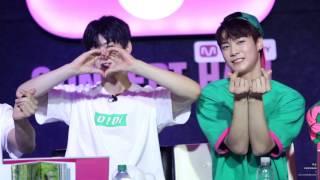 160808 아스트로(ASTRO) 차은우&문빈 - 하트만들기 @ 밋앤그릿(MEET&GREET)