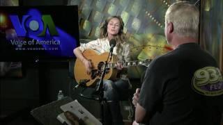 Chely Wright Sings "It Was" on VOA's Border Crossings