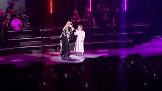 Kelly Clarkson & Daughter River Rose Sing Heartbeat Song Together