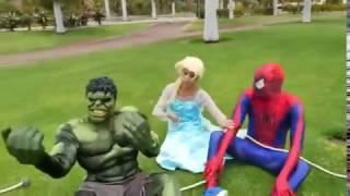 джокер и черный человек-паук вор киндер сюрприз! Эльза и Человек паук видео смешной в реальной жизни