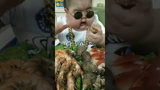 சாப்டுறதுல ரொம்ப கோவக்காரணா இருப்பான் போல || Fat Chinese Kid Eating Funny.