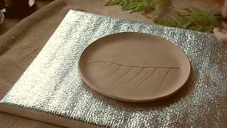 Глиняная тарелка с оттиском растения