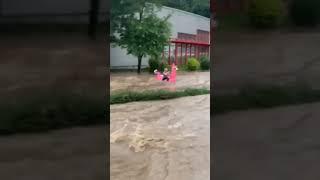 Captain unterwegs auf einem Schwimmreifen dursch das Hochwasser #hochwasser #tiefbernd #2021