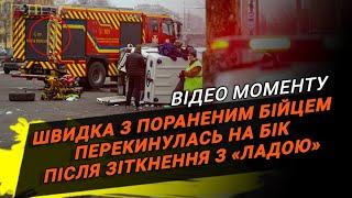 У Дніпрі на Слобожанському автівка з пораненим бійцем перекинулась на бік після зіткнення з «Ладою»