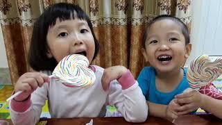 Baby Eating Giant Rainbow Lollipops Giant Candy Lollipops Silent Sea & Gold Sea Ăn Kẹo Mút Khổng Lồ