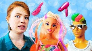 Spielspaß mit Barbie. Irene und Barbie im Beauty-Salon. Spielzeugvideo für Kinder.