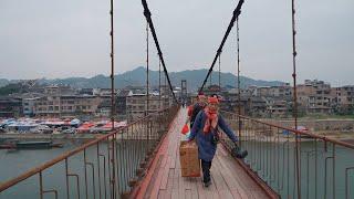 Walk across the old suspension bridge to the traditional market town. Shidong(施洞镇), Guizhou・4K