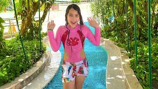 SARAH BRINCA nas suas FÉRIAS no PARQUINHO e na PISCINA | Funny Story for Kids - Sarah de Araújo