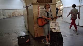 Танцы минус - "Половинка" - песню спела в метро Москвы музыкант Катя Рикеда #metro