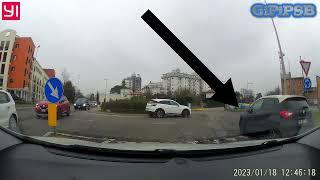 sorpasso a dx allo stop delle strisce pedonali - Dash Cam Italia #shorts