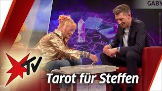 Gaby Köster als Zukunftsorakel: Steffen Hallaschka bekommt die Karten gelegt | stern TV Talk