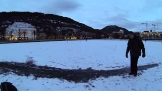 Escorregando no Lago Congelado em Bergen Noruega