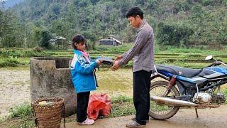 Poor girl returns money lost by stranger, girl makes a living by collecting scrap to sell