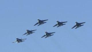 «Русские витязи» показали фигуры высшего пилотажа в небе Сургута