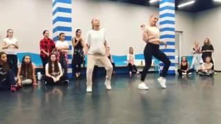 Катя Адушкина и Юлианна Бухольц,Танцуют