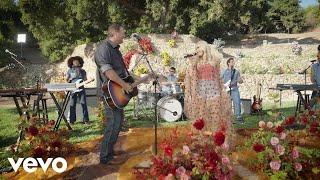 Gwen Stefani & Blake Shelton - Purple Irises (Backyard Garden Party)