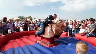 Атракцион "Механический бык Родео" Как удержаться? Самые смелые...