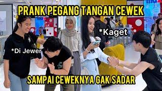 PRANK PEGANG TANGAN CEWEK SAMPAI GAK SADAR TERNYATA ORANG LAIN