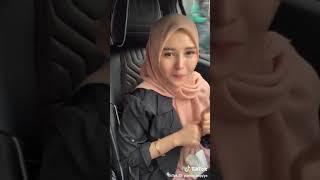 cewek cantik hijab main tiktok di mobil