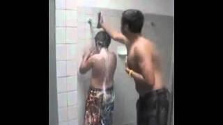 Fieser Dusch-Streich - Shampoo Prank