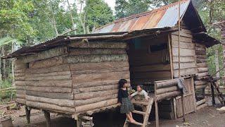 Dua anak kecil bertahan hidup tinggal di gubuk tengah hutan kebun