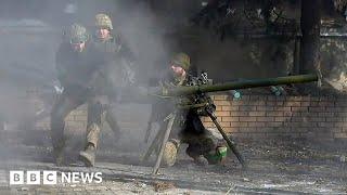 Ukraine frontline fighting:  Russian forces advance in Bakhmut - BBC News