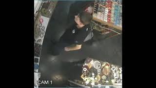 В магазине в центре Николаева мужчина украл женские украшения