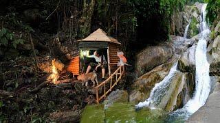 Building a shelter in a tree trunk, next to a stream, the girl slept overnight alone