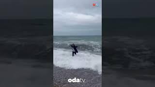 Oyuncu Melis Sezen soğuk havaya aldırış etmeden Silivri'de kıyafetleriyle denize girdi #shorts