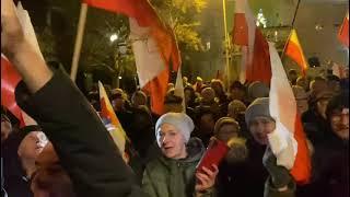 Jaś Fasola za Hołownię. Protest w Poznaniu przed TVP