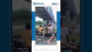 Sebuah MOBIL Bergelantung di Jembatan, Belum Diketahui Penyebab & Lokasi Kejadian!