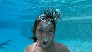 Underwater Swimming Pool Games : Kids swimming underwater - Fun