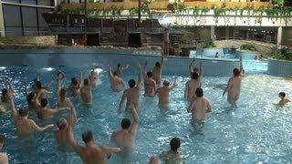 Les naturistes tchèques fêtent leur carnaval à Prague