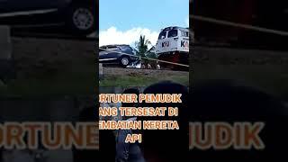 hati hati kalo nyebrang rel kereta api