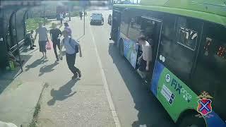 ГУ МВД опубликовало видео нападения волгоградца с ножом на пассажира автобуса