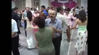 Husband smacks wife on dance floor (Merengue Remix)