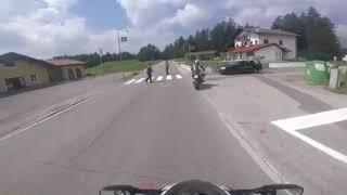 I motociclisti forzano il posto di blocco a Lavarone