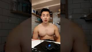 Anh streamer khoe ngực tưng tưng