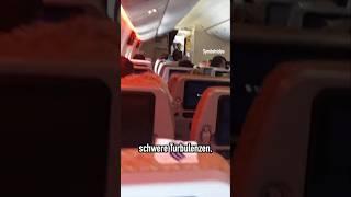 Flugzeug kommt in schwere Turbulenzen! AeroNews #shorts