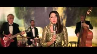 Monica Bellucci sings "Can't Help Falling In Love"